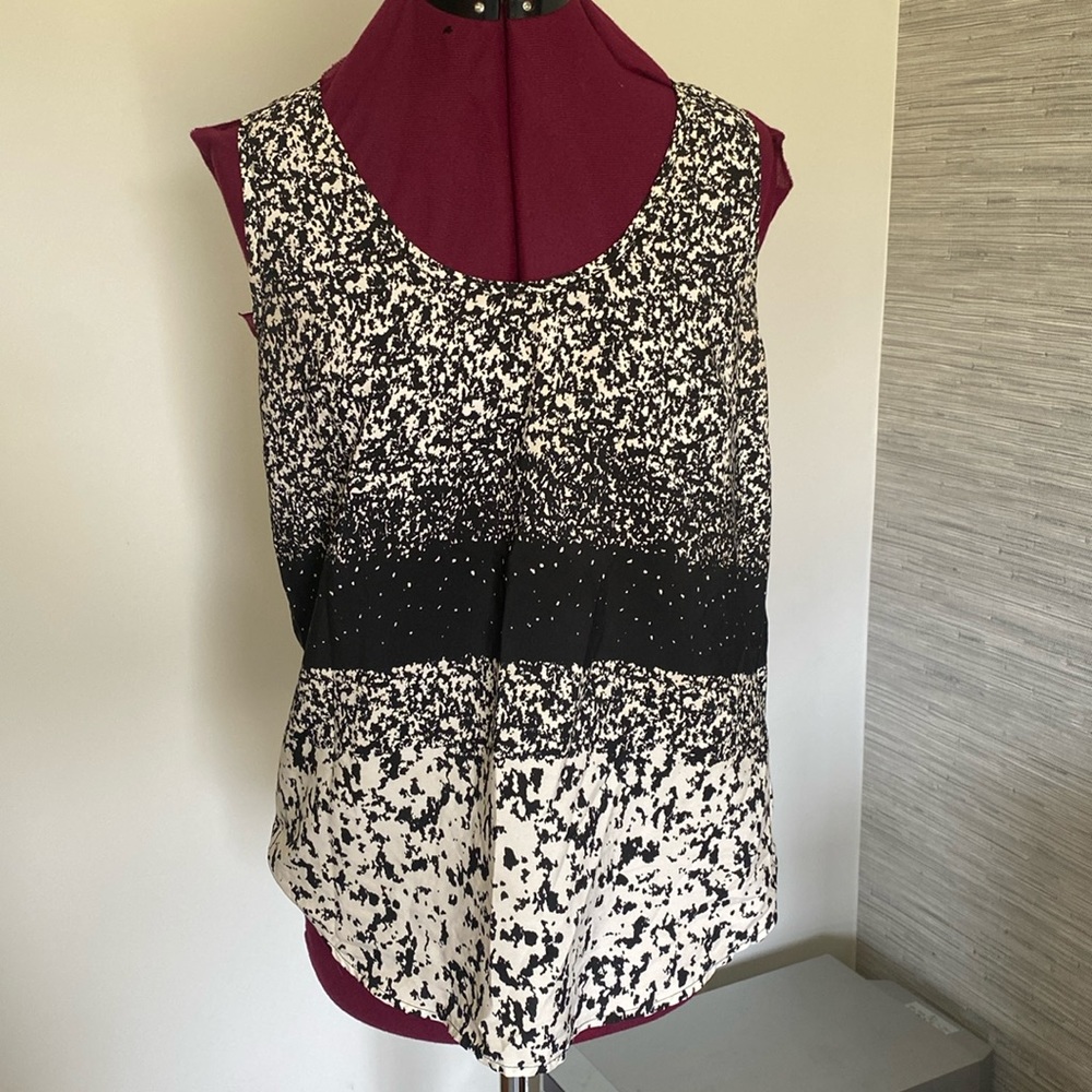 Banana Republic Factory Black and White Sleeveless Blouse (Size M)
